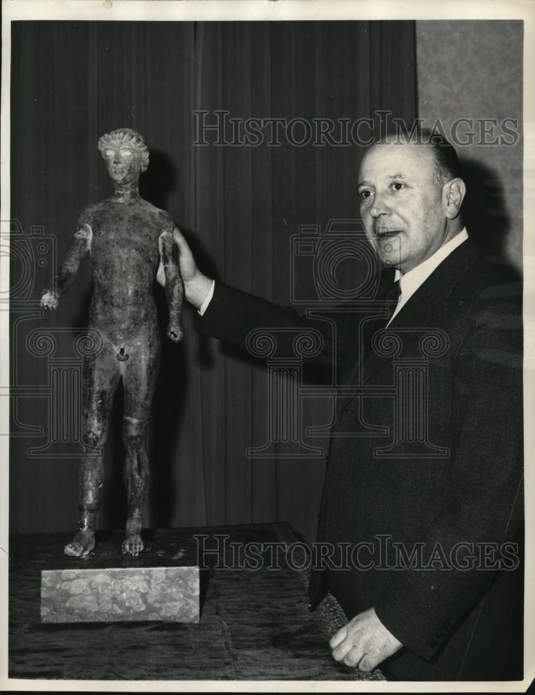 1968 Press Photo Rodolfo Siviero Stands by Recovered Phidias Statue - Historic Images