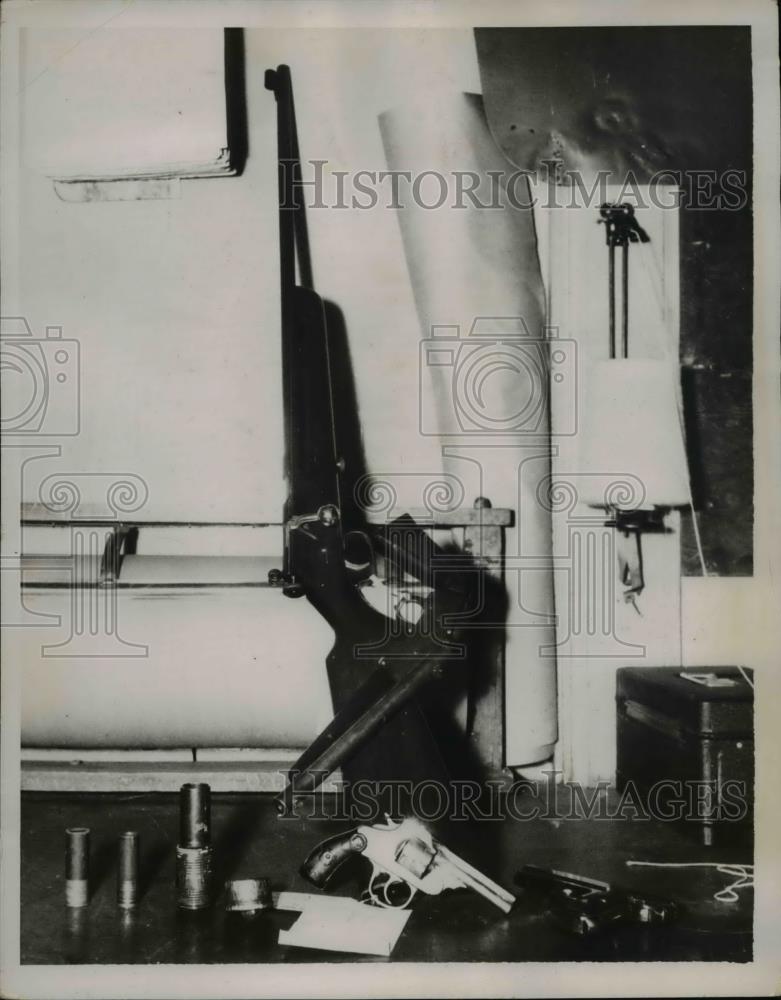 1937 Press Photo Weapons Confiscated During Charles Mattson Manhunt, Seattle - Historic Images