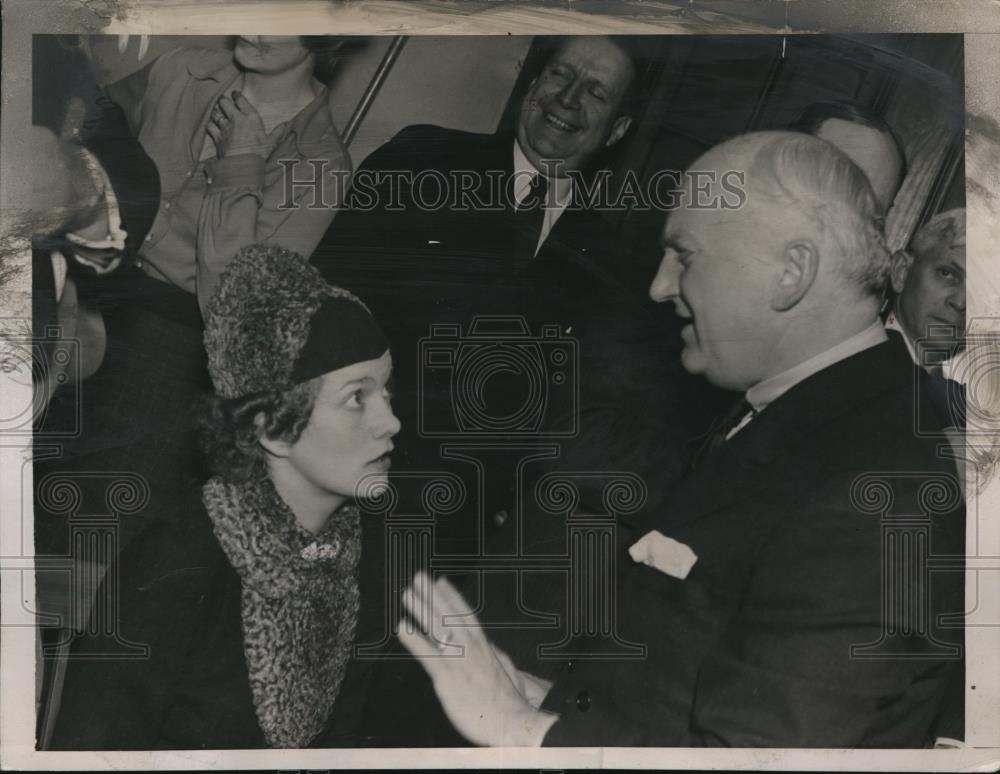 1936 Press Photo of Mrs. W Forbes Morgan with her father Robert Jackson. - Historic Images