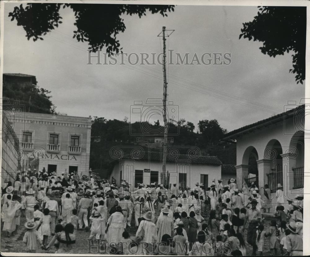 1937 Press Photo Crowds assembles in the pole where Los Voladores will perform - Historic Images