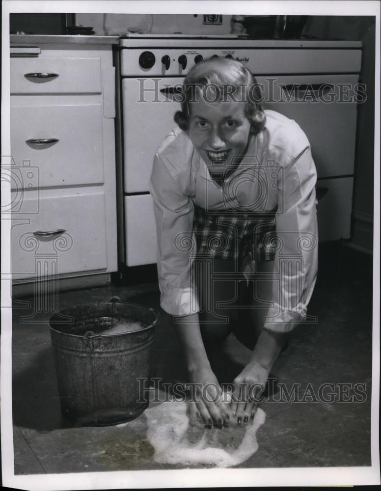 1954 Press Photo Swimmer Jody Alderson doing Chores - Historic Images