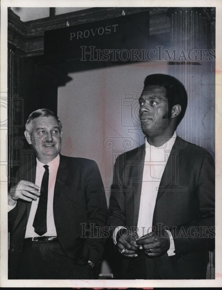 1969 Press Photo Cleveland Browns Football Player Ernie Green, Dr. A. Lohwater - Historic Images