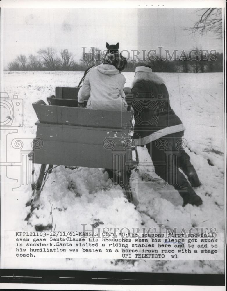 1961 Press Photo Santa's sleigh got stuck in a snowbank in Kansas City - Historic Images