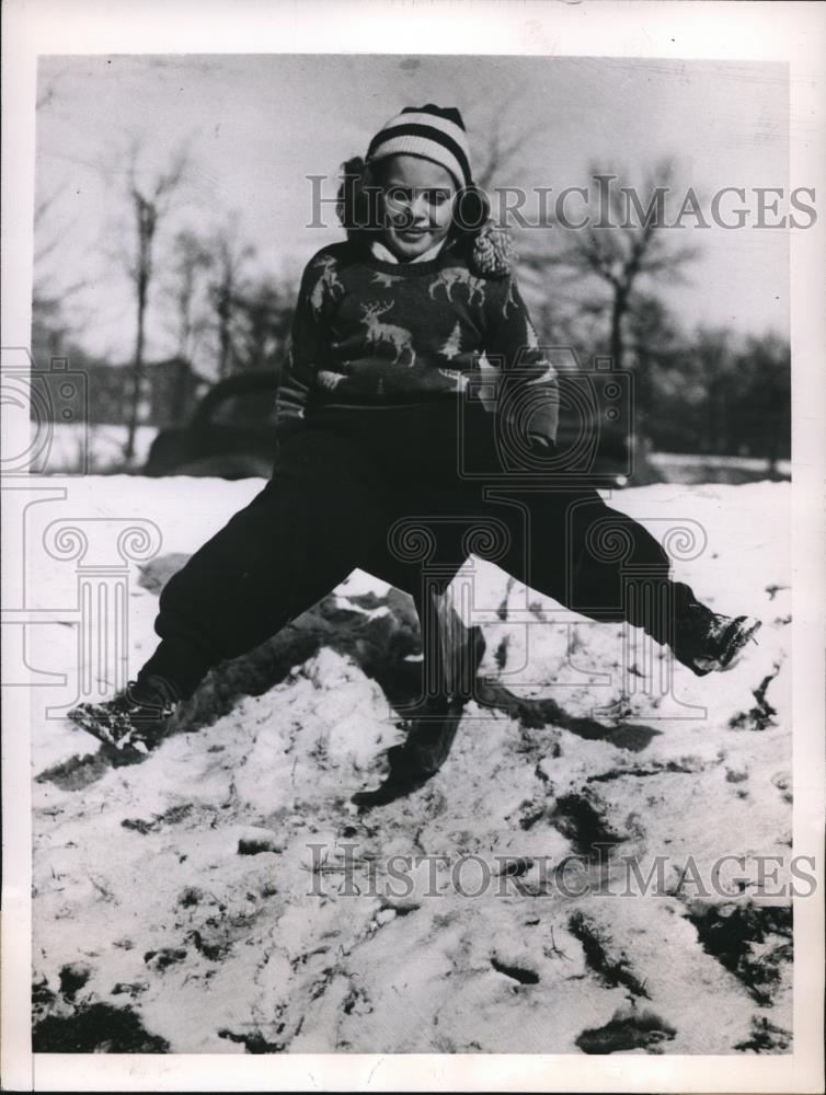 1948 Press Photo Connie Schuyler rides a new style sled in Cleveland - Historic Images