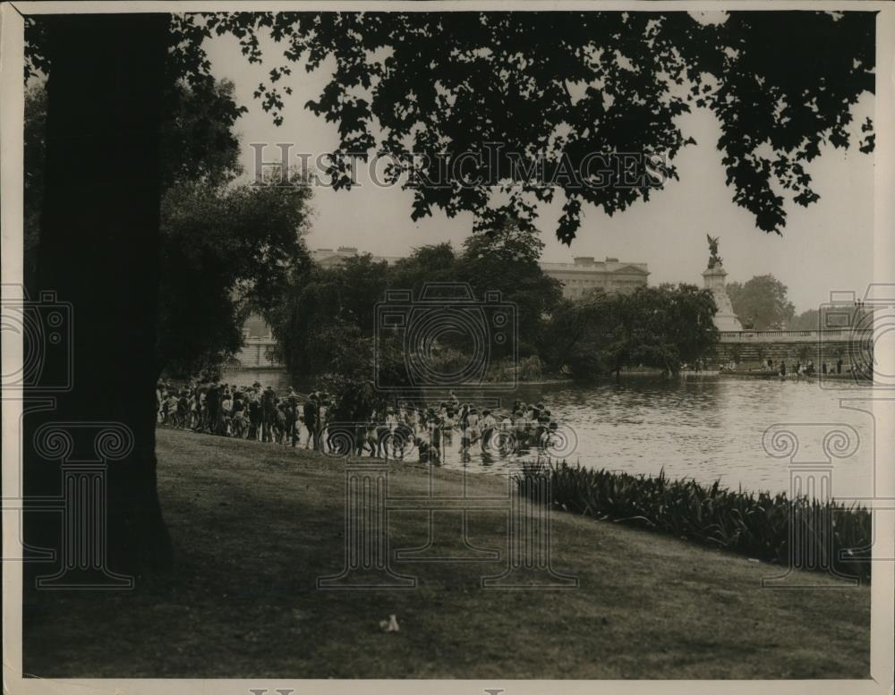 1929 Press Photo London slums children at park and pond - Historic Images