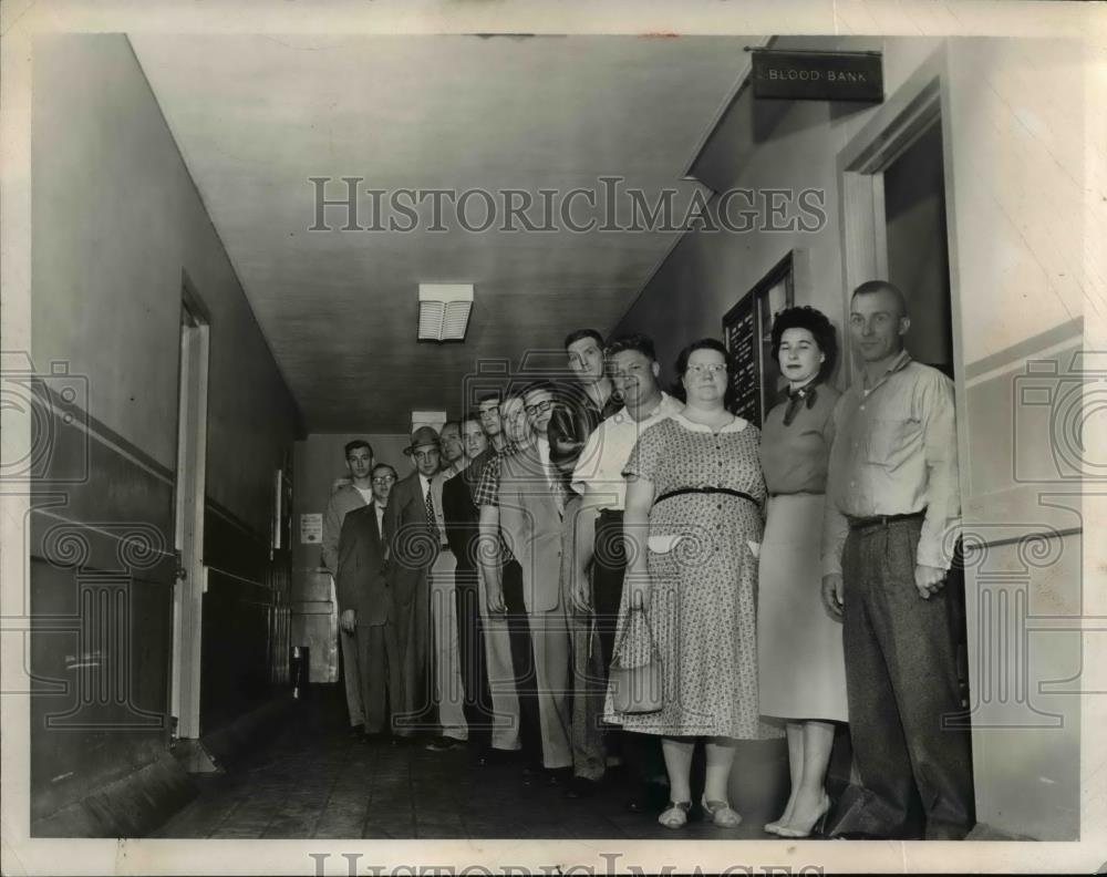 1958 Press Photo Line of blood donors for Jerry Petry of Hamilton Ohio - Historic Images