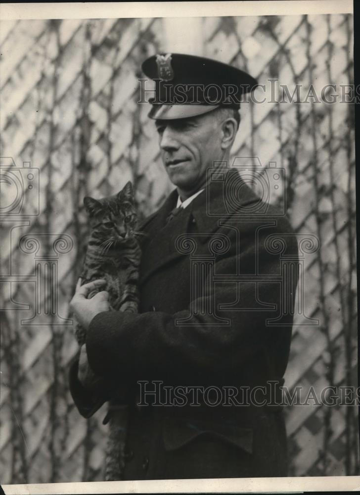 1924 Press Photo Officer Benjamin C. Frink holding Tiga, The White House feline - Historic Images