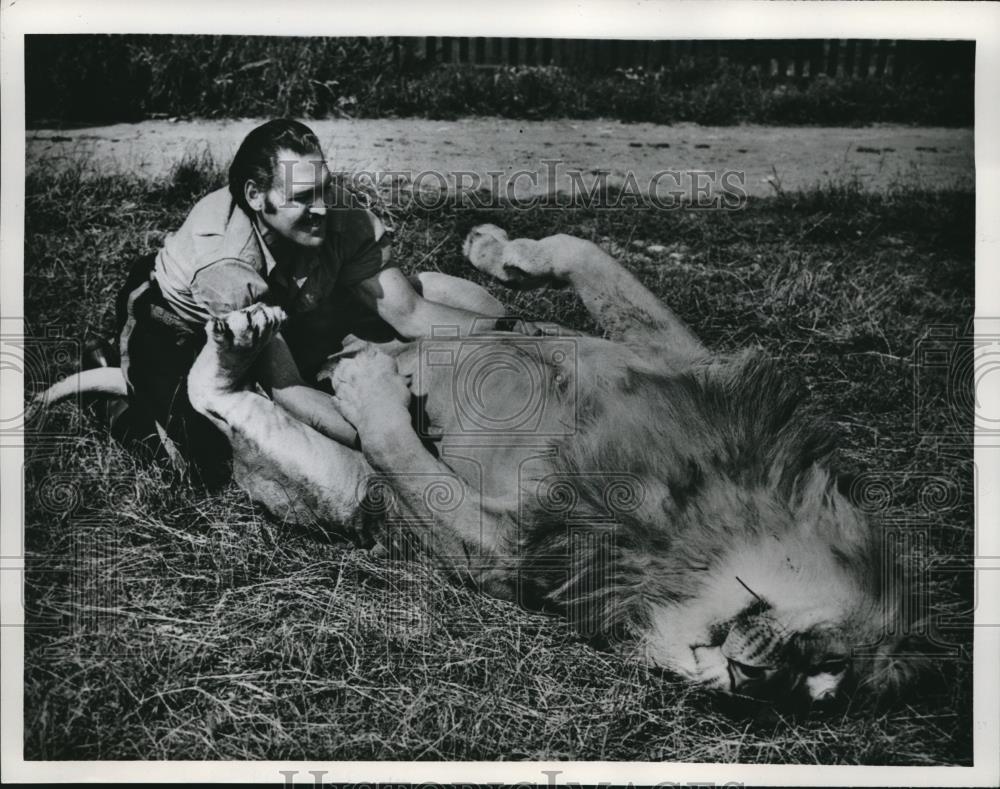 1961 Press Photo sea Palling, Norfolk, Eng Nyoka playing with pet lion - Historic Images