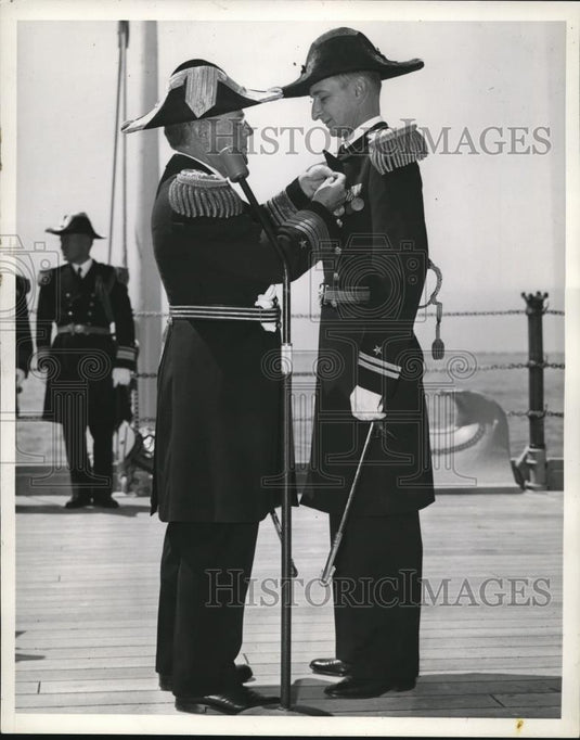 1939 Press Photo Lt Arthur Anders Pinning  Adam Slade - Historic Images