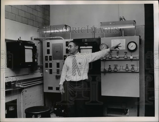 1958 Press Photo Univ of Cinncinati Dr Milton Orchin in a lab - Historic Images
