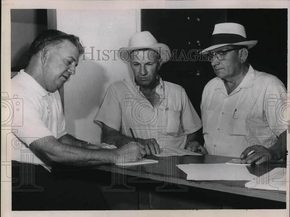 1963 Press Photo Racing Secretary Linus Pierce, Trainers Bud Rapp &amp; Mack Crawfor - Historic Images