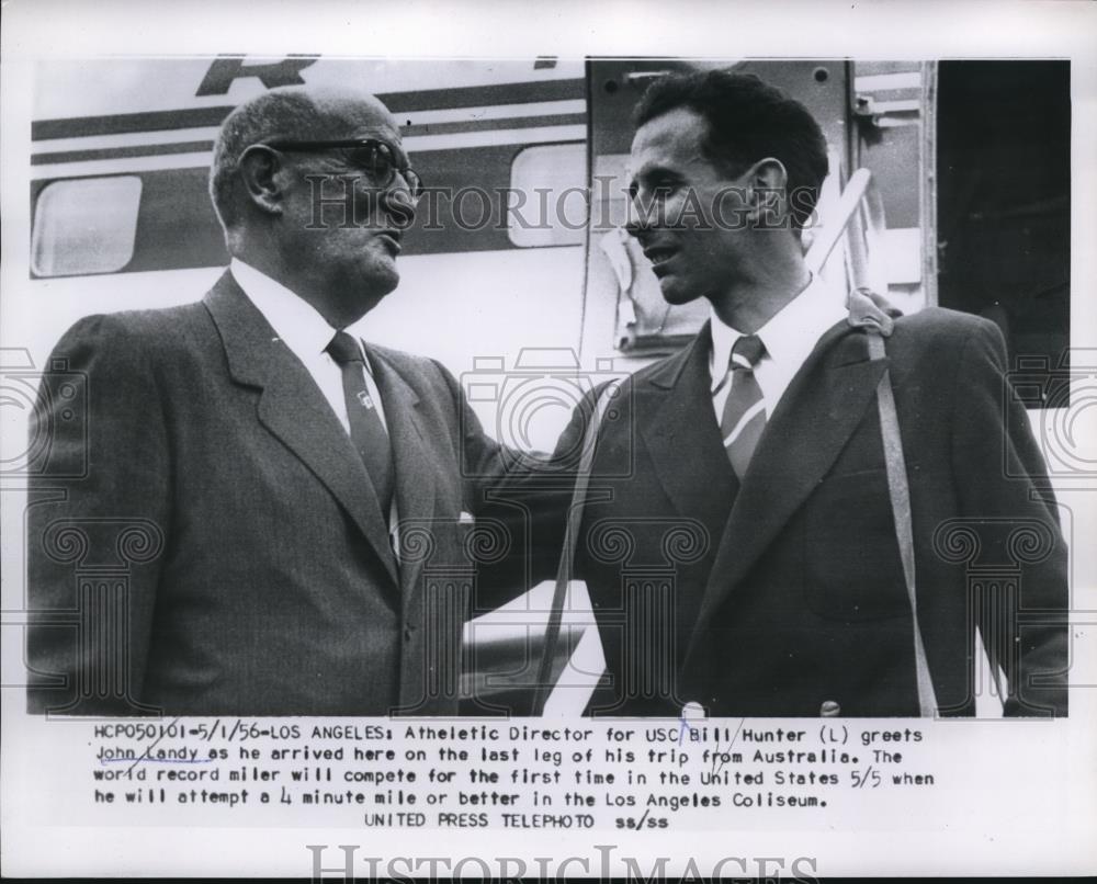 1956 Press Photo Athletic Director USC Bill Hunter &amp; John Landy In Australia - Historic Images