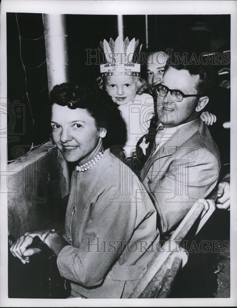 1955 Press Photo Mr & Mrs Theodore Peterson & kid Anne at a rodeo in Ft Smith - Historic Images