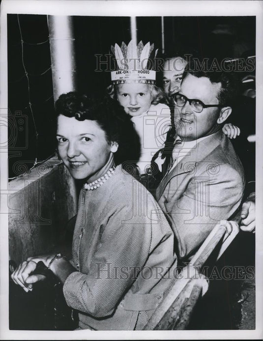 1955 Press Photo Mr & Mrs Theodore Peterson & kid Anne at a rodeo in Ft Smith - Historic Images