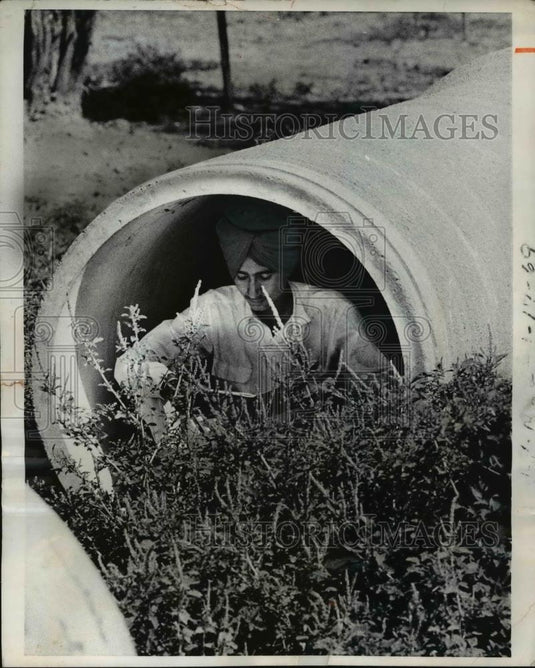 1969 Press Photo A pipe resident relaxing in his home - Historic Images