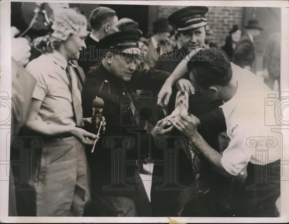 1937 Press Photo Own Dauphinee (white shirt) snake keeper, 200 year old python - Historic Images