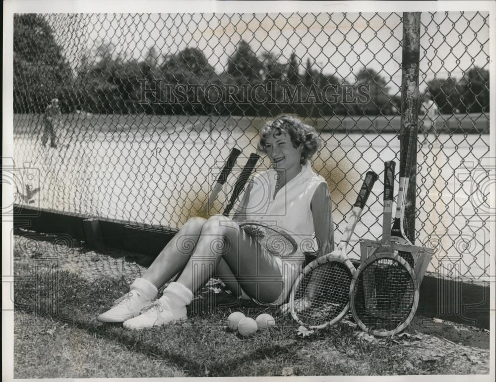 1954 Press Photo Marilyn Hrobron Lutheren HS tennis Cleveland Ohio - Historic Images