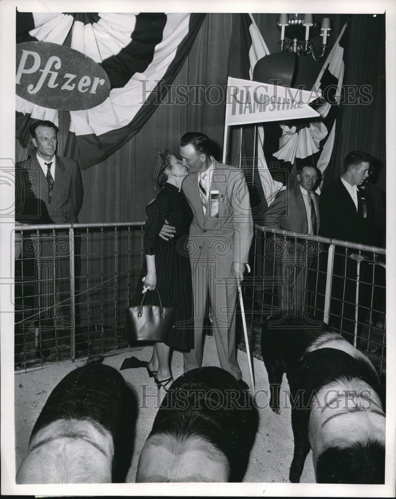 1954 Press Photo Don Yusen &amp; wife in $20,000 annual Pfizer Hog Judging Contest - Historic Images