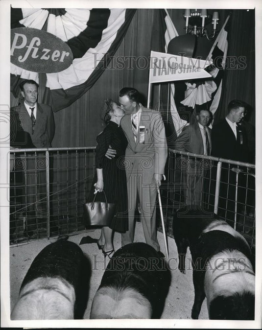 1954 Press Photo Don Yusen & wife in $20,000 annual Pfizer Hog Judging Contest - Historic Images