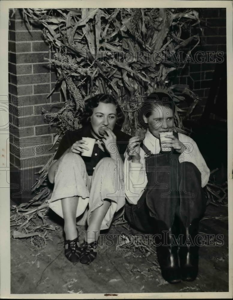 1935 Press Photo Ruth Gregson &amp; Elenore Thorn Drinking Cider &amp; Eating Doughnuts - Historic Images