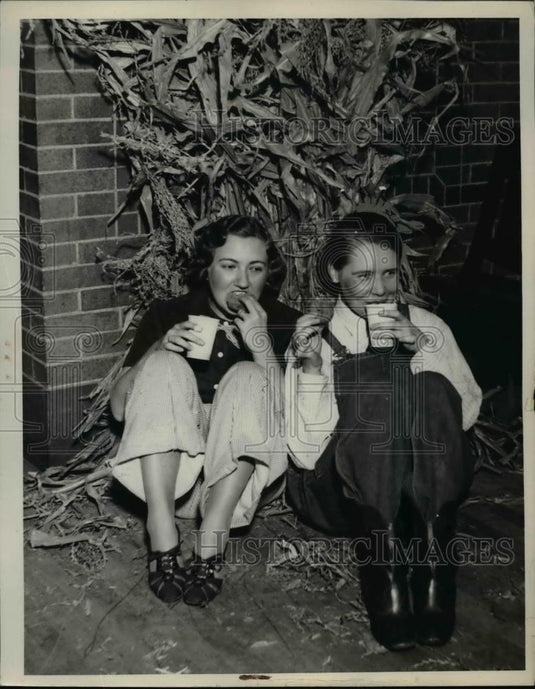 1935 Press Photo Ruth Gregson & Elenore Thorn Drinking Cider & Eating Doughnuts - Historic Images