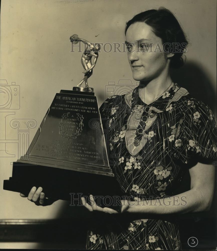 Press Photo The American Turnerbund trophy - Historic Images
