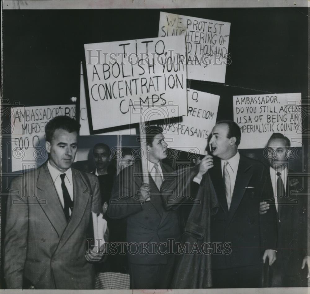 1954 Press Photo Pickets Jeer Slav Envoy with Vladimir Popovic - Historic Images