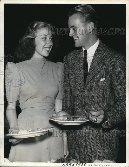 1939 Press Photo Beverly Hills, Calif. Julie Brown & Richard Tibbett @film party - Historic Images