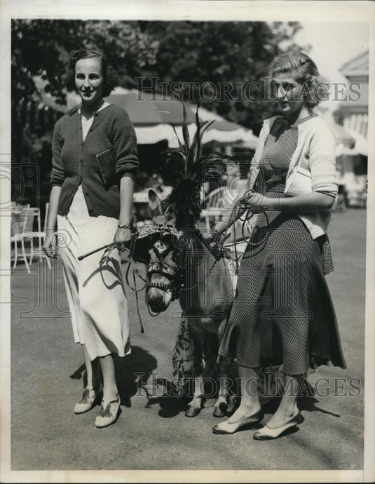 1935 Press Photo Ms. Edith Lord (L) & Dona Larina Torlonia w/ donkey grab bag - Historic Images