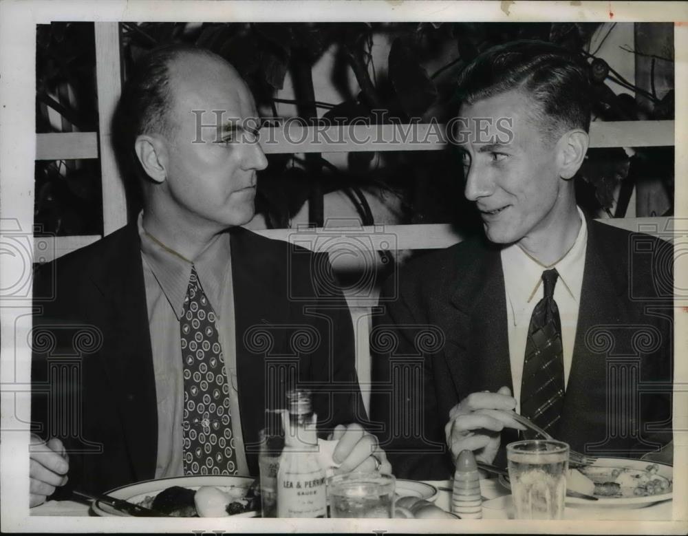 1943 Press Photo Document Expert Charles O&#39;Malley, Fingerprint Frank Conway - Historic Images