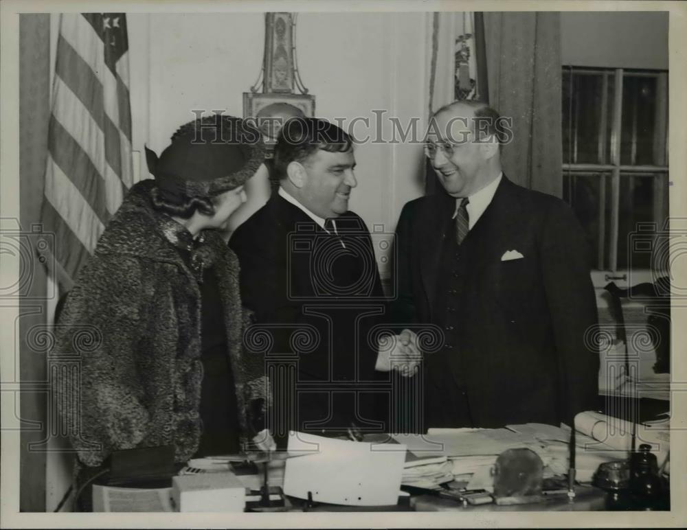 1937 Press Photo of Nathan Perlman and his wife meeting Mayor LaGuardia. of New - Historic Images