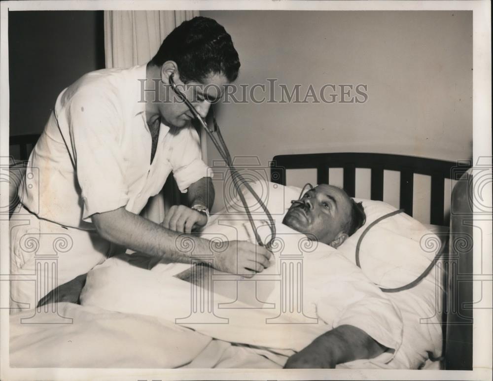 1954 Press Photo Dr Vincent Patillo &amp; Doctor - Historic Images