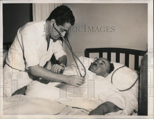 1954 Press Photo Dr Vincent Patillo & Doctor - Historic Images