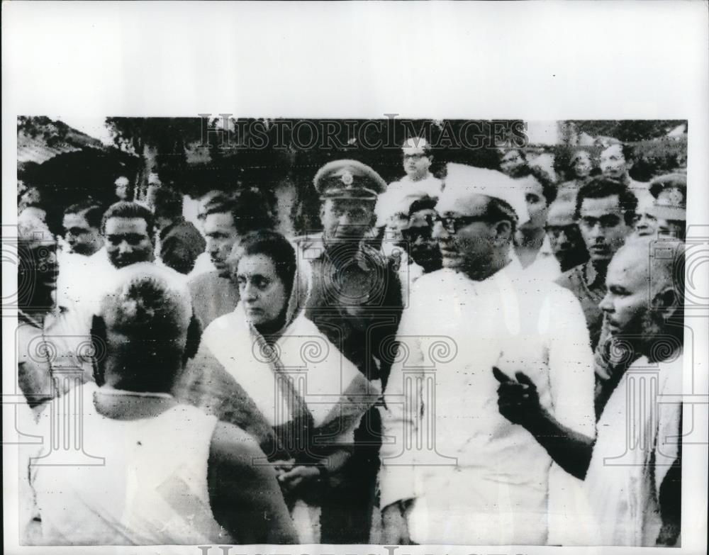 1969 Press Photo India Prime Minister Indira Gandhi with Priests - Historic Images