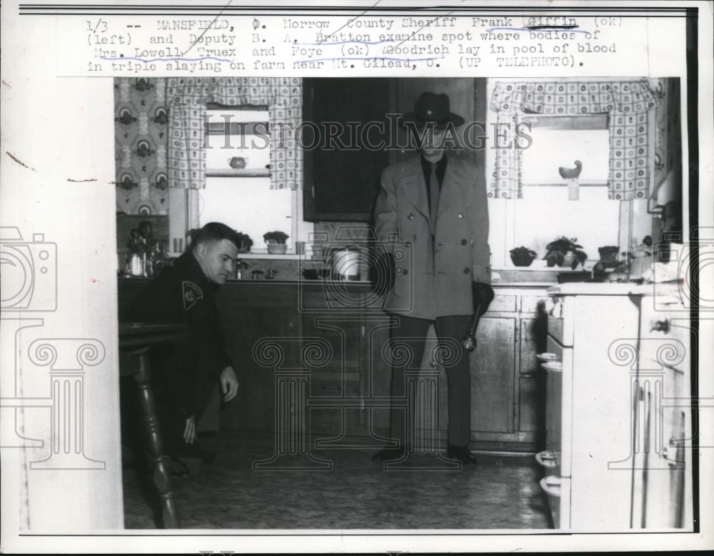 1958 Press Photo Mansfield Frank Grifin, B A Bratton examine crime scene - Historic Images