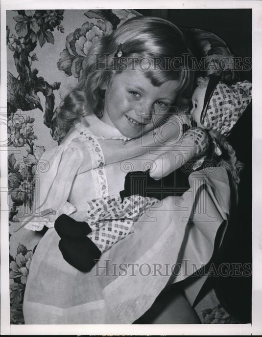 1952 Press Photo Eileen Dewar Snuggles Her Big Dolly Wesley Memorial Hospital - Historic Images