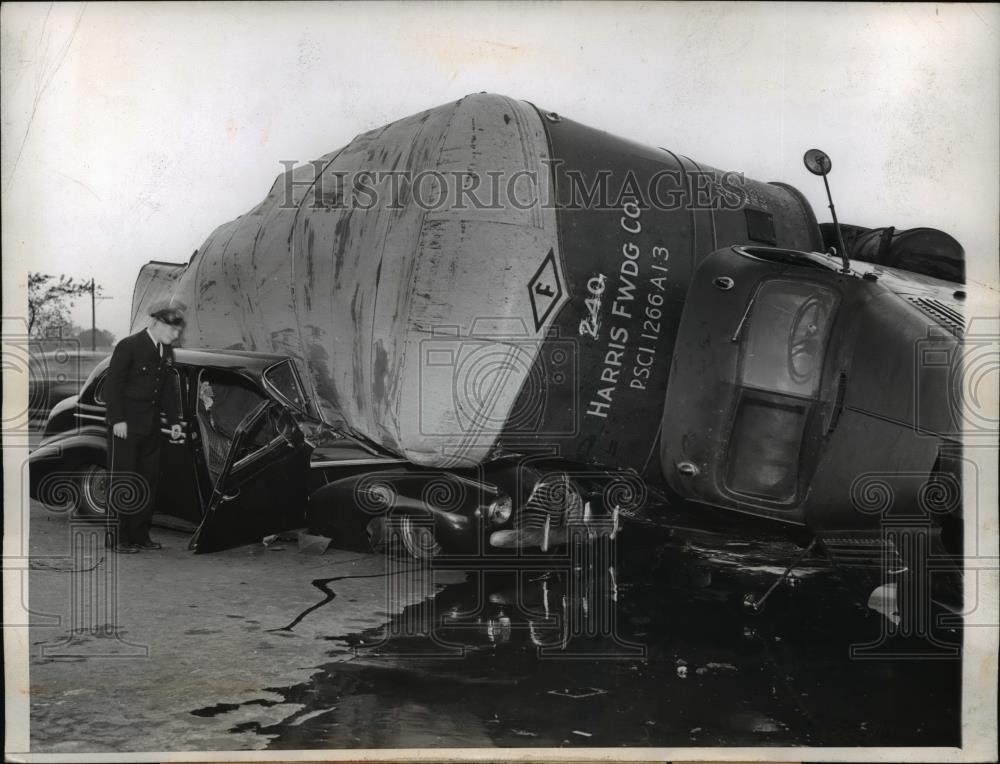 1946 Press Photo Chicago Wreck of overturned paper truck &amp; a car - nee16354 - Historic Images