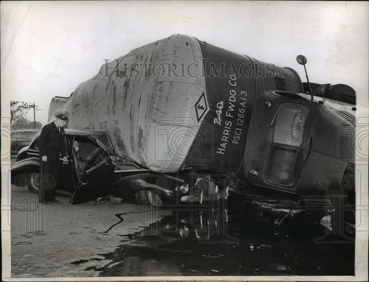 1946 Press Photo Chicago Wreck of overturned paper truck & a car - nee16354 - Historic Images