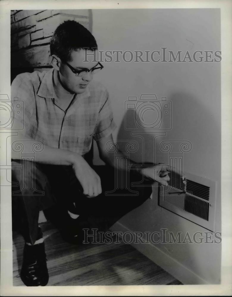 1959 Press Photo Richard Wright,Research Associate,Year Around Air Conditioning - Historic Images