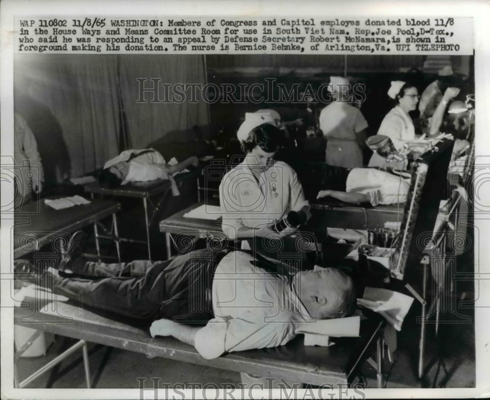 1965 Press Photo Wash DC Rep J Pool &amp; others donate blood for S Vietnam use - Historic Images