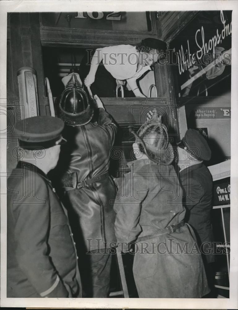 1948 Press Photo Chicago firemen rescue Mrs Hazel McCafferty from lock in - Historic Images