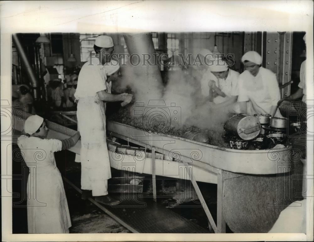 1941 Press Photo Workers in Buenos Aires packing plant - nee15340 - Historic Images