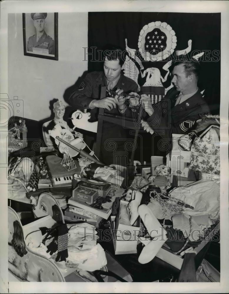 1948 Press Photo Sergeant Hal Kamphaus, Gene Thompson Give Orphan Children Gifts - Historic Images