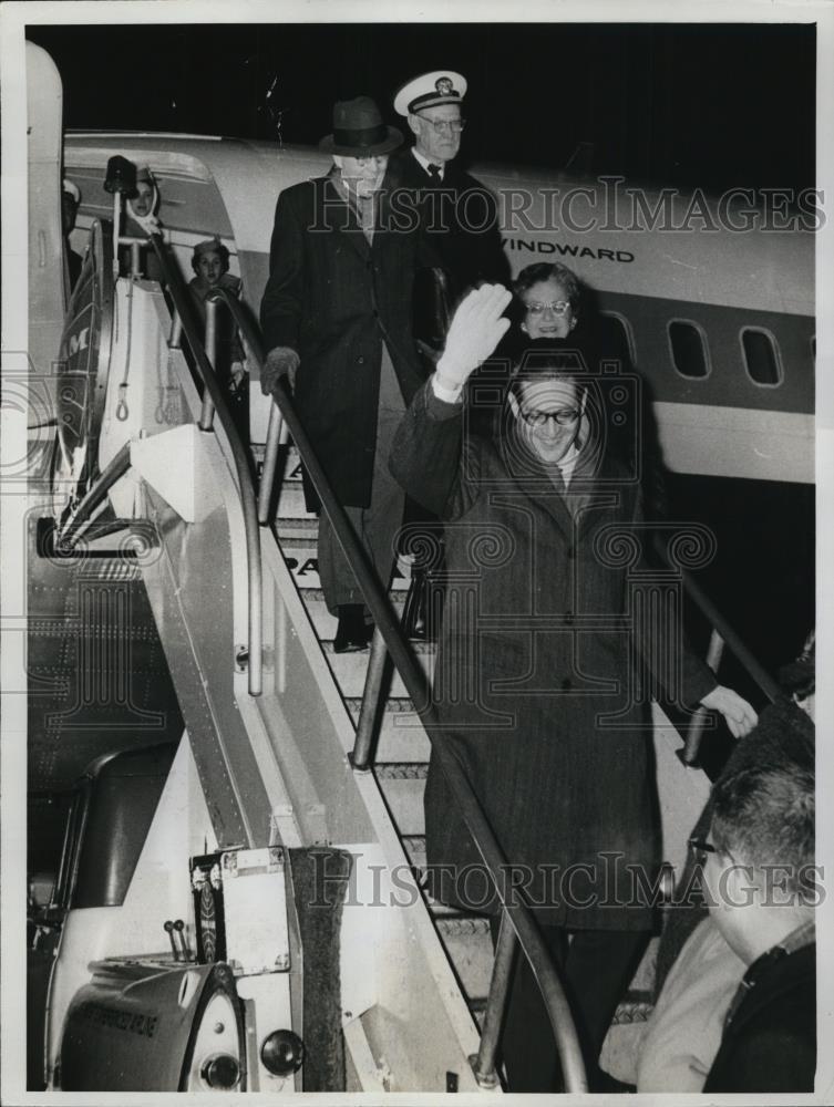 1962 Press Photo NYC Frederic Pryor relased from Germany arrives home - Historic Images