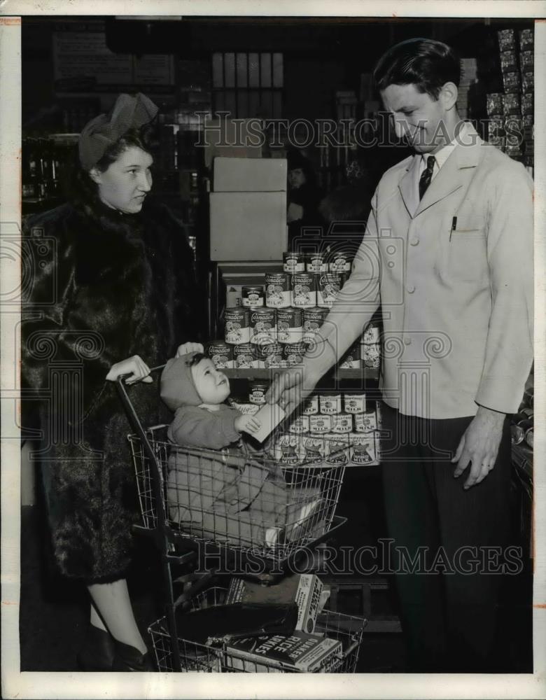 1943 Press Photo Dale Walters - nee15672 - Historic Images