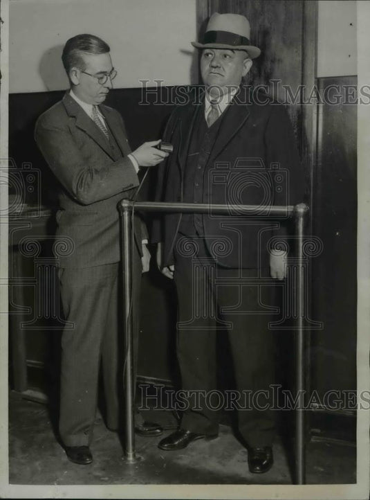 1934 Press Photo The inspecting of the prisoners with a wall plate - nee16508 - Historic Images