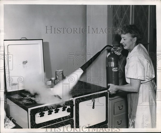 1947 Press Photo Stove & grease fires may be put out with extingusher - Historic Images
