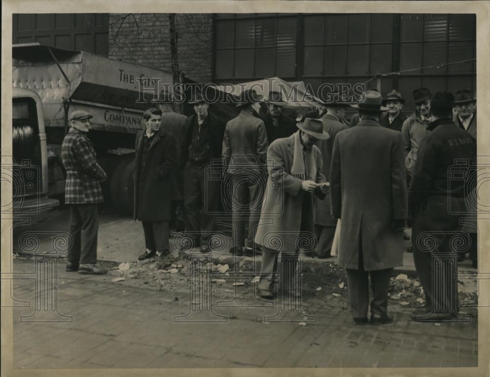 1949 Press Photo Wellinan strikers at the Cleveland plant - nee11466 - Historic Images