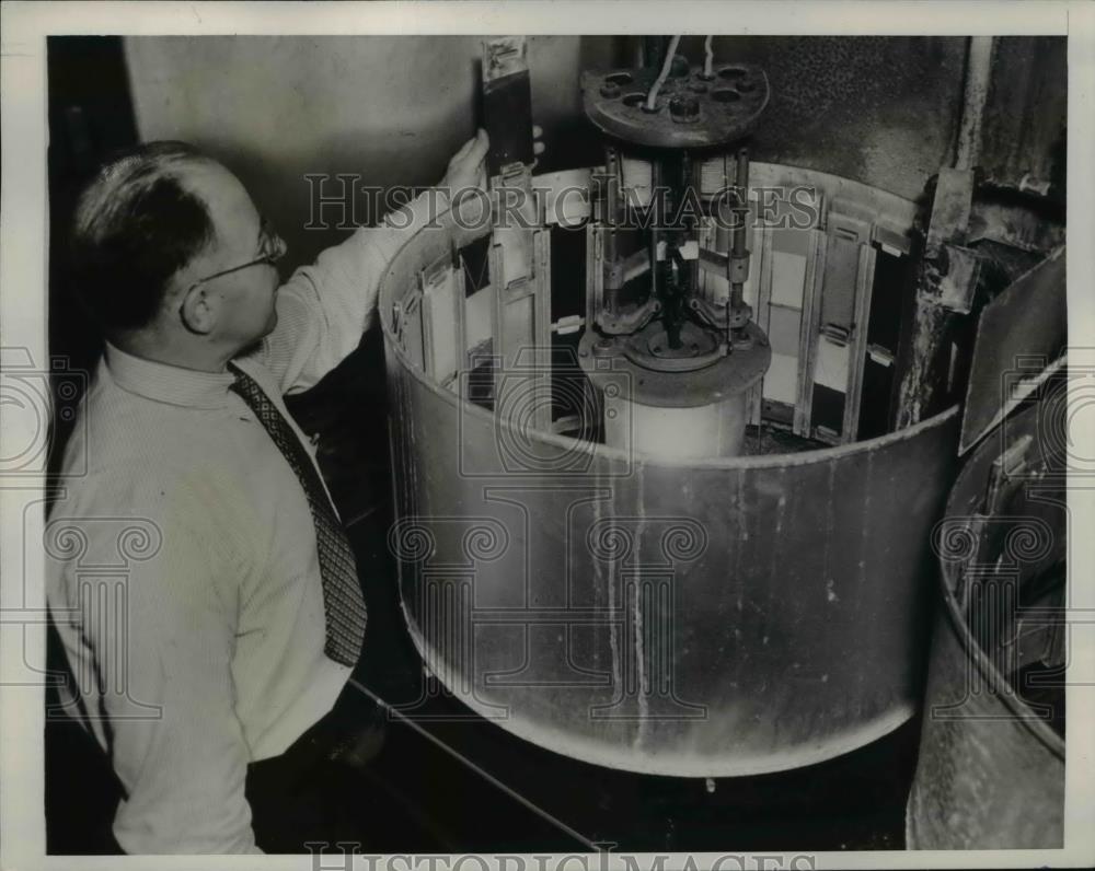 1938 Press Photo The machine used with paints - nee15944 - Historic Images