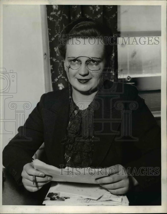 Press Photo Veronca J. Naguer - nee15536 - Historic Images